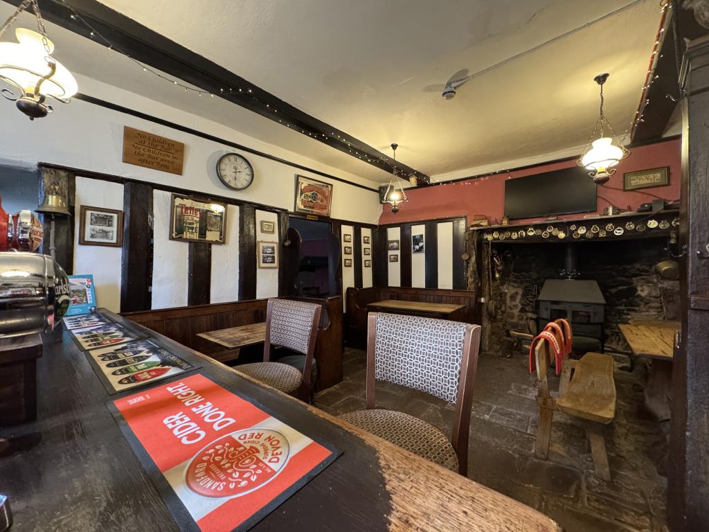 Lot: 115 - PUBLIC HOUSE WITH GUEST ACCOMMODATION - Bar area